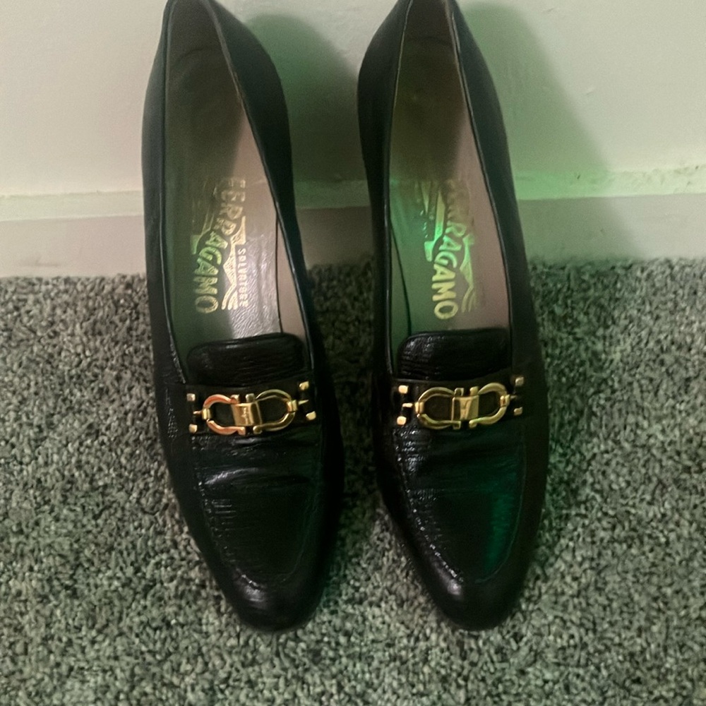 Salvatore Ferragamo Black and Gold Loafers with Luxurious Detailinguú